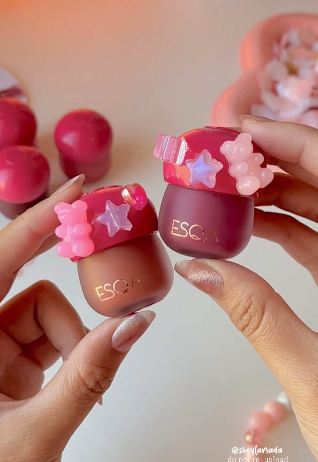 𖦹°‧ SUPER CUTE BGT ESQAA⭑.ᐟ suka banget sama finishnyaa, glowy ringan so pretty!! packagingnya juga lucuu kaya jamur Ⱄⱄ #esqa #jellylippot #lipjelly #lippot #esqasweettreat   