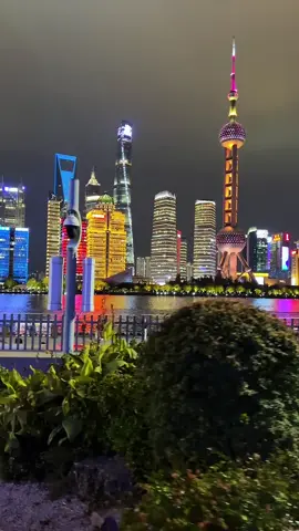 🌆 Du lịch Thượng Hải – Thành phố không ngủ với ánh đèn rực rỡ bên sông Hoàng Phố! 🇨🇳 Bạn nhất định phải trải nghiệm đêm Thượng Hải, ngắm ánh sáng lung linh tại bến Thượng Hải – sông Hoàng Phố. Cực kỳ đẹp và đáng nhớ! 📱 Tip quan trọng khi du lịch Trung Quốc: Đừng quên chuẩn bị eSIM Trung Quốc để dùng mạng 4G mượt, không lo bị chặn các app quen thuộc như Google, Facebook, TikTok,... 🎒 Follow mình để khám phá thêm: ✅ Cách mua eSIM xài ngay tại Trung Quốc ✅ Địa điểm sống ảo đẹp ở Thượng Hải ✅ Kinh nghiệm du lịch tự túc, không cần tour #dulichThuongHai #esimTrungQuoc #songHoangPho #benThuongHai #dulichTrungQuoc #kinhnghiemdulich #esimChina #TravelShanghai #denThuongHai