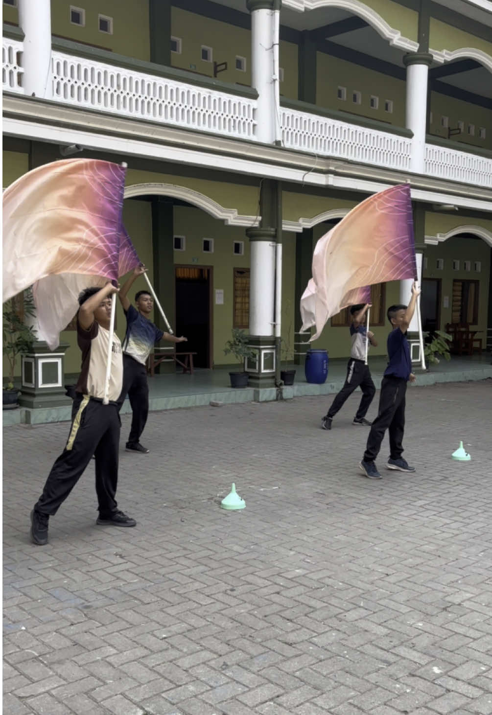 #marchingband #marchingbandindonesia #marchingbandlife #drumbandindonesia #colorguard #viral #fyp #videoviral #cgboy #colorguardcheck #colorguardlife #ponorogo24jam 