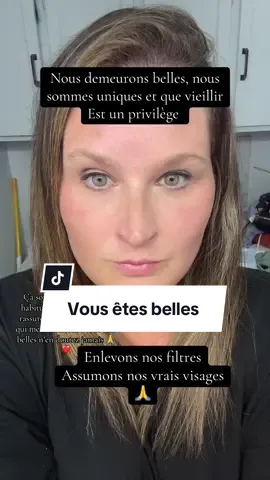 J’ai 40 ans. Et comme beaucoup de femmes, je me remets en question. Pas juste intérieurement. Physiquement aussi. Je remarque les rides qui s’installent tranquillement. La couleur de ma peau qui change. Sa texture, moins lisse qu’avant. Et même si plusieurs me trouvent jolie… il y a des jours où moi, j’ai plus de mal à me reconnaître. Des jours où le miroir me renvoie quelque chose qui me fait un peu peur. Pas parce que je me trouve “laide”, mais parce que je réalise que le temps passe… et que je ne peux plus le camoufler. Et pourtant, malgré ces doutes, malgré cette pression invisible qu’on se met entre femmes, j’ai pris une décision importante pour moi : Depuis un mois, je ne met plus de filtre sur mes vidéos. Pas pour faire “cool”, pas pour me prouver quelque chose, mais parce que j’ai envie de me confronter à la réalité… et d’apprendre à me trouver belle malgré tout. Pas parfaite. Pas lisse. Juste belle dans ma vérité. Et si toi aussi tu ressens ça parfois… sache que tu n’es pas seule. On est plusieurs à réapprendre à s’aimer dans ce corps qui évolue. Et ce n’est pas une faiblesse. C’est du courage. 💛