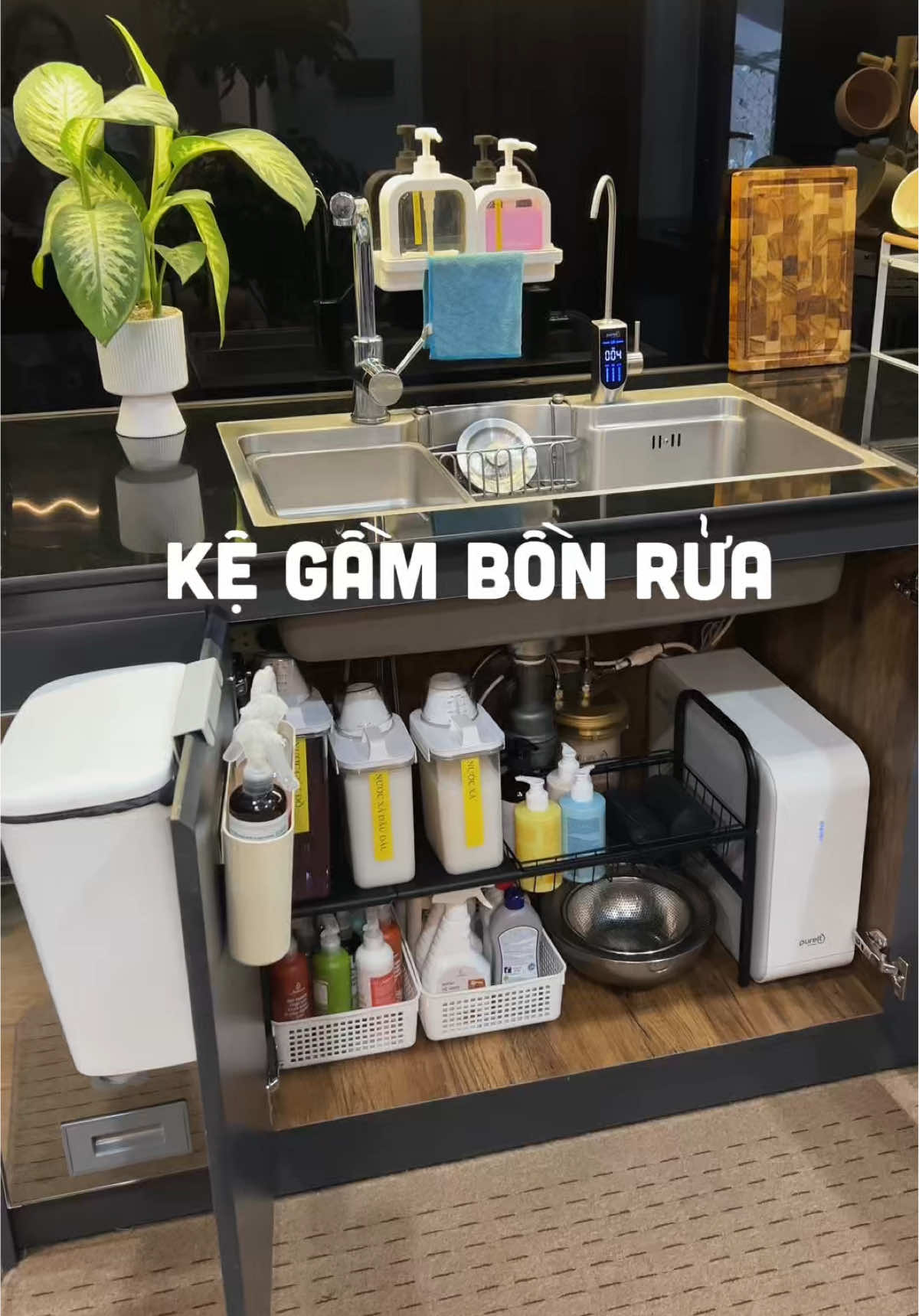 Giải pháp tối ưu chỗ để đồ cho gầm bồn rửa..💡 #momitrendii#homedecor#nhadep#ke#bepdep#kitchen 