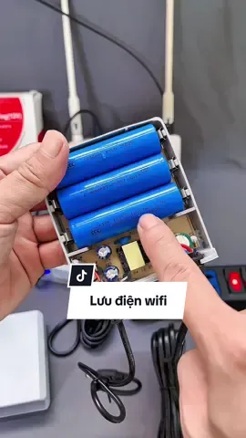 Bộ lưu điện ups cho wifi dùng khi mất điện ngày hè mưa bão thay cho adapter cũ khá tiện dụng. #boluudienwifi #boluudienups #luudienwifi 