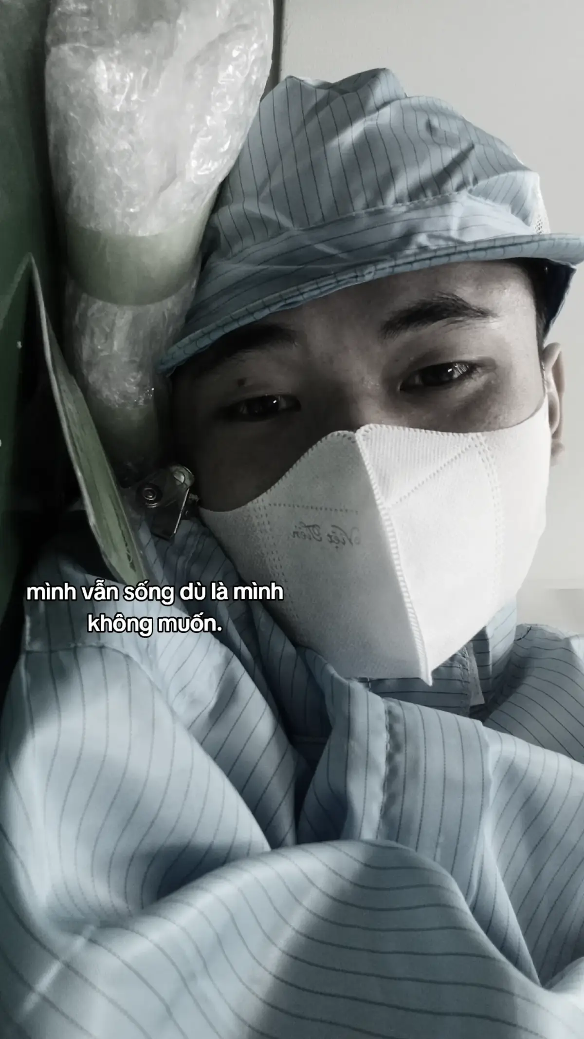 Vừa tan làm về được một lúc suy nghĩ mãi mình chả biết mình đang làm gì ở trên đời này nữa, dạo này có quá nhiều suy nghĩ khiến mình kiệt quệ. Mình 18 tuổi vừa thi xong THPT QG mình không chọn học tiếp cao đẳng, đại học, không phải vì mình nhát học , là bởi vì mình chả biết mình thật sự thích gì cả. Biết là con đường học đại học sẽ giúp cuộc sống sau này của mình tốt, rộng mở hơn. Mình luôn tự hỏi mình đang sống vì điều gì, mỗi ngày trôi qua như thể mình chỉ đang tồn tại, cuộc đời thì còn quá dài để sống:)). Đôi khi đã quá mệt mỏi với chính những suy nghĩ của bản thân mình đã muốn chọn kết thúc cuộc đời mình, nhưng lại chả dám làm vì thấy mình nợ quá nhiều người:)), nghe hơi buồn cười thật nhưng nó là lý do để kéo mình sống tiếp... Biết là ngoài kia nhiều người còn khổ cực khó khăn hơn mình gấp nhiều lần, nhưng suy nghĩ của mình chỉ đến thế thôi. Mọi người xung quanh đối xử với mình cũng tốt nhưng thay vì biết ơn thì mình lại cảm thấy mình nợ người ta nhiều hơn. Chả biết điều gì khiến mình phải viết những dòng này lên trên đây nữa, không phải vì mình đi làm mệt, mình đi làm cũng bình thường trộm vía công việc cũng nhàn, mọi người chỗ làm cũng hòa đồng với nhau. Mình chả có ai để chia sẻ cả, gia đình thì càng không bạn bè thì chả biết ai bạn, ai bè mà tin tưởng để nói những lời này. Hahaha mọi người trên đây mà đọc được chắc nghĩ thằng này nó thiếu thốn tình cảm cần sự thương hại ở bên ngoài :)) kệ thôi biết sao giờ.  (Văn vở hơi lủng củng kèm theo cảm xúc lẫn lộn mọi người có đọc được thì thông cảm)                                                      A