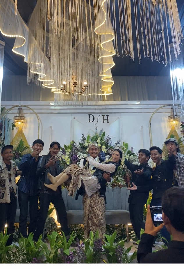 Wedding chaos🤣 #wedding #weddingvibes #brebes24jam #brebestiktokers #tegal24jam #foryoupage #fy #fyp #comradesbrebes #xy #xybca #comradesindonesia 