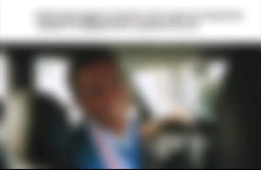 Такси» (фр. Taxi) — французский кинофильм 1998 года, сочетающий в себе элементы кинокомедии, боевика, приключенческого фильма и детектива.  Сюжет: таксист Даниэль Моралес рассекает по улицам Марселя на мощном «Пежо». Его дерзкая манера езды пугает пассажиров, других водителей и прохожих. В городе тем временем происходит серия ограблений банков, и каждый раз преступникам удаётся уйти от преследования полиции на своих скоростных «Мерседесах». Начинающий следователь Эмильен пытается найти способ остановить бандитов и вынуждает рискового таксиста Даниэля помочь в поимке грабителей.  premier.one