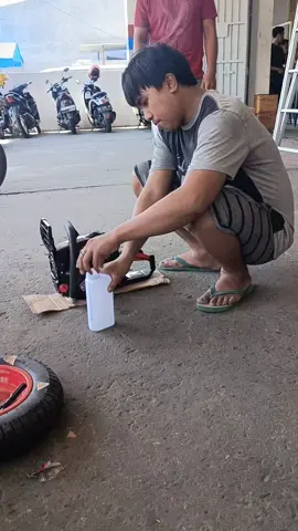 Chainsaw Mesin Potong Kayu MOTOYAMA Tipe CS 10000 Bar Baja 26 inchi Berkualitas Tinggi cocok untuk kebutuhan perkebunan yg dapat diandalkan kualitasnya Spesifikasi: - Brand : MOTOYAMA - Model: CS 10000 - Bar / Parang: 26 Inchi - Kapasitas Silinder: 65 cc - Daya Tenaga Maksimum : 3.4 kW / 9300 Rpm - Bahan Bakar: Minyak Campur - Ratio Campuran: 25L (Bensin) : 1L (Oli) - Kapasitas Tangki Bahan Bakar: 1.2L Accessories: - Bar Baja 26 inchi - Rantai - Botol Takaran Minyak Campur - Kunci Kunci - Manual Book