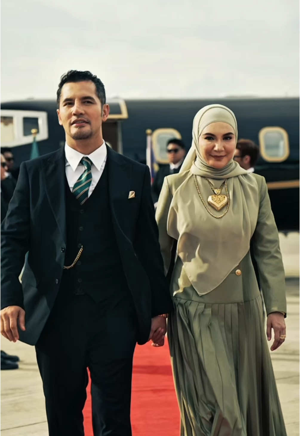Alhamdullilah, inilah maksud tersirat video jet yg papa dan mama nak share kat korang haritu. Papa n mama bersyukur sangat dilantik menjadi duta rasmi Kedai Emas @SITI JEWELS MALAYSIA !! Kami belum mampu beli jet lagi buat masa ni, insyallah satu hari nanti. Papa nak pesan, kalau ada duit lebih,melaburlah dengan beli emas. Thank you kepada yang mendoakan kejayaan kami. Papa dan mama pun mendoakan kejayaan korang, Amin🙏🏻