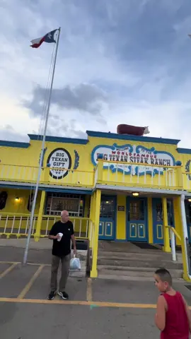 When in Texas. You stop at a delicious steak house and enjoy an ice cold beer, great food and watch people try and finish a 72 oz steak, with some shrimp, baked potato, salad and a roll. If you eat it all under an hour, it’s free!!  . Would you do this?  . #texas #texaslonghorns #fypシ #steak 