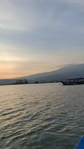 sunset nya bikin nyaman ❤️‍🔥#jagaraecopark #perahuwisata #wisatajawabarat #wisatakuningan #kuninganjabarhits #viral #fyp 