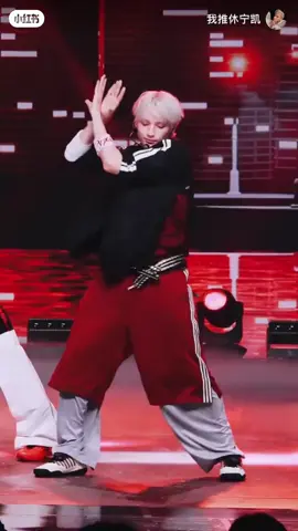 Hueningkai’s upside down kiss fancam #txt #hueningkai 