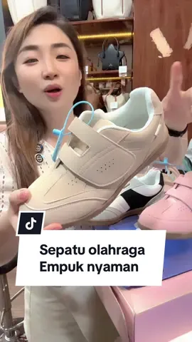 Sepatu olahraga super empuk dan mewah,bisa buat padel dan running #promomakangajian #lisaquincy1 #trending #fypシ゚viral #sepatuolahraga 