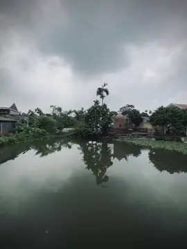 金钱只是一张薄纸，它可以毁掉一个人。为了金钱，你交换你的微笑，为了金钱，你交换你 H348H. Tiền chỉ là tờ giấy mỏng, nó phá hỏng một con người. Vì tiền mà đánh đổi nụ cười, vì tiền mà đánh đổi luôn sự ngây thơ.