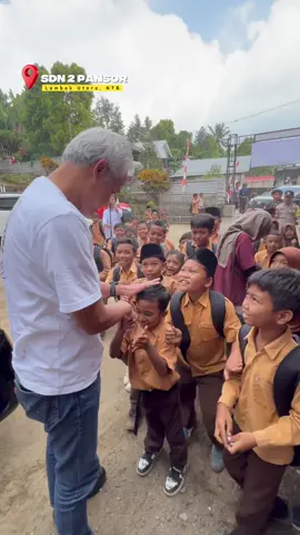 Tujuh tahun lalu, Lombok diguncang gempa. Banyak bangunan rusak, salah satunya SDN 2 Pansor, Lombok Utara ini. Para pelajar Jawa Tengah waktu itu bernisiatif menggalang dana untuk bantuan pembangunan sekolah. Alhamdulillah, bantuan itu masih berdiri sampai saat ini dan dimanfaatkan oleh anak-anak. Meski, butuh perbaikan ke depan agar mereka belajar lebih nyaman. Yuk peduli, agar pendidikan anak-anak kita semakin baik lagi. #ganjarpranowo #gempalombok #lombok #pendidikan #sekolah #peduli #gempa