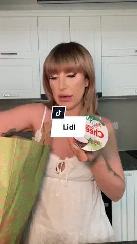 Din ziua cu ședința foto pt bebe e filmarea, eram extenuată, dar măcar eram machiată frumos :)) fusese o zi tareeee lungă #haullidl #cumparaturi #cumparaturilidl #lidliasi #alimente 