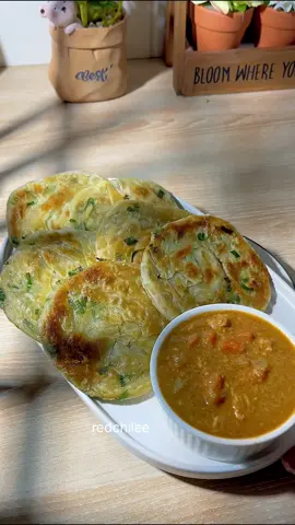 Ga nyangka  bikin  ala2 roti prata pake kulit pangsit ternyata enaaaaak banget, mirip rasanya,asli ini mah wajib coba, d makan 🍽️ pake kari mantep banget    Bahan  Kulit pangsit  daun bawang  minyak    kari  1/2 buah kentang  1/2 wortel  100 gr daging ayam   bubuk kari suparasa( secukupnya )  garam masala @suparasaa.id secukupnya  Bawang putih bubuk  jinten  lada  bubuk cabe  garam, gula, penyedap,  400 ml santan encer /pake krimer      #roticanai #parata #scallionpancake #kari #chickencurry #garammasala #Recipe #spice #food 