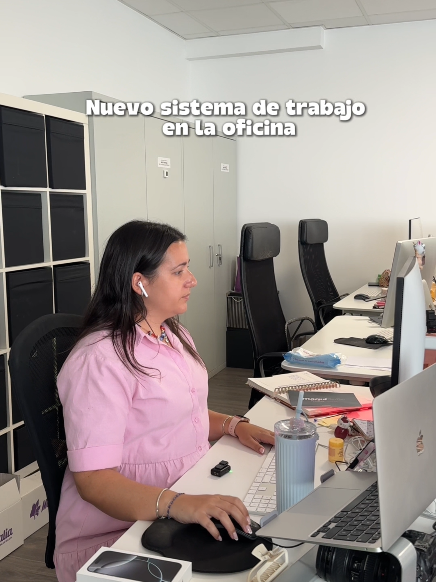 Nuevo sistema de trabajo en la oficina... ¡es muy importante hidratarse chicas! 💦  Y en la ofi lo cumplimos muuuy bien ☝️ #maquillalia #agua #oficina #nuevosistemadetrabajo