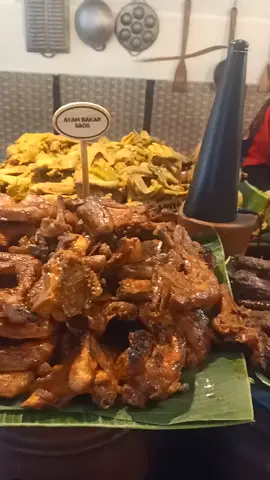 makan siang di Rumah Makan Ampera Arcamanik Bandung #makansiang #jajan #warungnasiampera #kuliner #masakansundaenak 