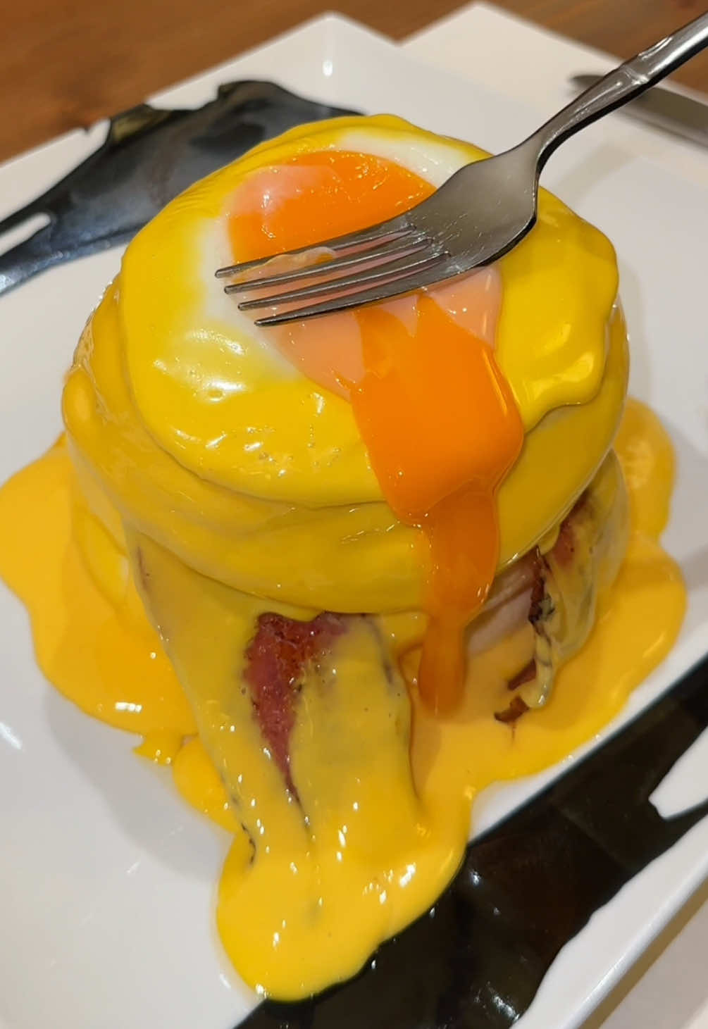 贅沢な3段ベーコンエッグパンケーキ ◎ ベーコンと目玉焼きパンケーキ　2,200円 【店舗名】紅鶴(BENITSURU) 【住所】東京都台東区西浅草２丁目１−１１ 【アクセス】浅草駅から徒歩8分 【営業時間】10:00-16:30 【定休日】不定休 【予算】¥2,000〜¥3,000 東京で大人気の目の前で焼いてくれる ふわふわなパンケーキ屋さん🥞 電話などの予約はなく、 朝8時から店舗にて予約ができるので 行く時は朝予約だけして 希望の時間に再訪できます！ 【Luxurious Three-Tier Bacon & Egg Pancake】 Bacon and Sunny Side Up Pancakes – $16 Location: BENITSURU Address: 2-11 Nishi-Asakusa, Taito City, Tokyo Access: About 8-minute walk from Asakusa Station Hours: 10:00 AM – 4:30 PM Closed: Irregular days Budget: $14 – $21 This popular Tokyo spot serves fluffy pancakes cooked right in front of you! 🥞 They don’t take reservations over the phone, but you can reserve your spot starting at 8 AM directly at the shop. Just make a reservation in the morning, and you can come back at your preferred time! #東京グルメ #japanesefood #tiktokfood 