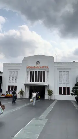 Ambil aja buat prank. Edisi stasiun tugu Jogjakarta #kai #keretaapiindonesia #stasiun #stasiunjogja #stasiuntugu 