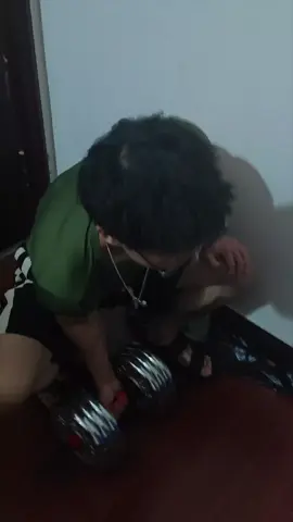 没表情是真的，不心痛是假的 #健身 #自律 #手臂