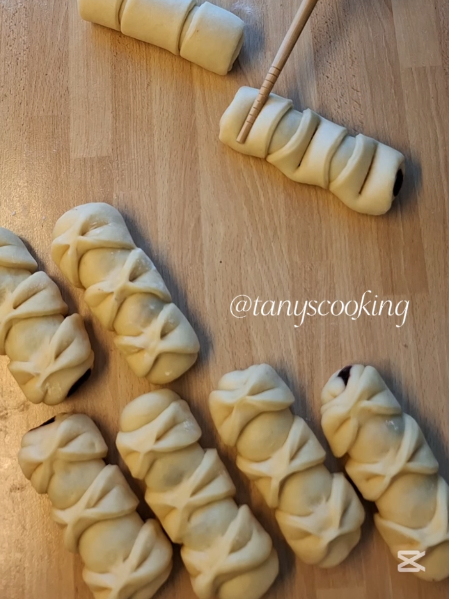 The easiest bunshaping I've ever made. Soft and delicious buns with cherry filling.  #пиріжки #выпечка #homebaker #bakingtiktok #sweetfood #sweetbread #хліб #babka #rolls #brioche #bakingideas #сдоба #сдобноетесто #булочки #пирожки #хліб #пироги #easybread #sweetbread #brötchen #bullar #bread #buns #easytutorial #panini #drożdżówki #bułka #bröd #breadrecipe #домашняявыпечка 
