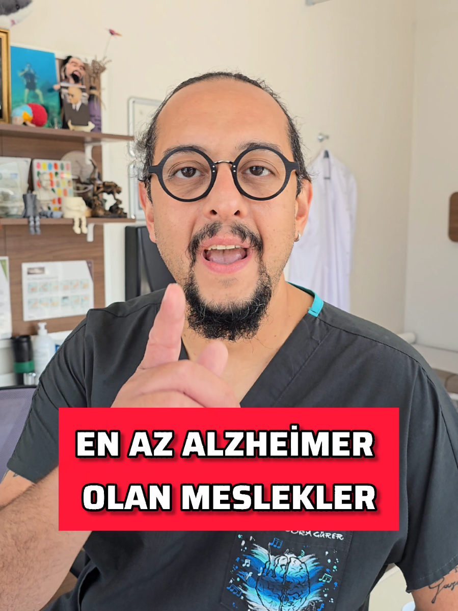 Beyni Canlı Tutan Meslekler: En Az Alzheimer Görülenler ve Nedenleri 🧠✨ Alzheimer gibi nörodejeneratif hastalıkların riskini azaltmada zihinsel aktivitenin ve sürekli öğrenmenin büyük rol oynadığı düşünülüyor. Beyni aktif tutan, sürekli yeni uyaranlara maruz bırakan ve bilişsel esnekliği artıran meslek gruplarının bu hastalıklara karşı daha dirençli olduğu gözlemlenmektedir. İşte bahsettiğiniz meslek gruplarının neden Alzheimer riskinin daha düşük olduğu düşünüldüğüne dair olası nedenler: Ambulans Şoförleri: Bu meslek, sürekli hızlı karar verme, ani durumlara adapte olma, yüksek stres altında odaklanma, mekânsal farkındalık ve karmaşık navigasyon becerileri gerektirir. Her an değişen trafik koşulları ve acil durum senaryoları, beyni sürekli tetikte tutar ve problem çözme yeteneğini geliştirir. Bu sürekli bilişsel meydan okuma, beyin rezervini artırarak Alzheimer'a karşı koruyucu bir etki yaratabilir. Akademisyenler: Akademisyenlik, sürekli öğrenme, araştırma yapma, eleştirel düşünme, karmaşık problem çözme, yeni bilgiler üretme ve sürekli okuma gibi yoğun bilişsel aktiviteleri içerir. Beynin farklı bölgelerini aktif olarak kullanan bu meslek, nöronal bağlantıların güçlenmesini ve yeni bağlantıların oluşmasını teşvik eder. Ayrıca, seminerler, konferanslar ve öğrenci etkileşimleri, sosyal ve entelektüel uyarımı da beraberinde getirir. Gemi Kaptanları: Bir gemi kaptanı olmak, karmaşık navigasyon, stratejik planlama, sürekli değişen deniz ve hava koşullarına uyum, risk değerlendirmesi, birden fazla sistemi aynı anda yönetme ve uzun süreli odaklanma gerektirir. Ayrıca, yalnız çalışma ve büyük sorumluluk alma, zihinsel dayanıklılığı ve problem çözme becerilerini geliştirir. Denizdeki değişken koşullar, beynin esnekliğini ve adaptasyon yeteneğini artırabilir. Pilotlar: Pilotluk, olağanüstü konsantrasyon, hızlı ve doğru karar verme, kritik durum yönetimi, karmaşık sistem bilgisi, mekânsal akıl yürütme ve sürekli eğitim gerektiren bir meslektir. Uçuş öncesi, sırası ve sonrası kontroller, rutinler ve acil durum senaryoları beynin üst düzey bilişsel fonksiyonlarını sürekli aktif tutar. Gelişmiş simülasyon eğitimleri ve sınavlar da sürekli öğrenmeyi destekler.