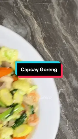 Resep Capcay Goreng - Sajian praktis nan bergizi dengan paduan sayuran segar dan tekstur yang sempurna! Dalam video ini Anda akan mempelajari cara membuat capcay goreng ala restoran dengan bumbu sederhana namun penuh cita rasa. Resep ekonomis ini cocok untuk menu keluarga sehari-hari yang sehat dan mengenyangkan. ========== 📝Bahan: 100 gr dada ayam tanpa tulang (iris-iris kecil) 100 gr udang (kupas kulitnya) 5 buah bakso (iris tipis) 2 buah wortel (iris serong) 1 buah sayur caisim (potong kasar 2-3 jari) 100 gr kembang kol (potong kecil) 5 buah jagung muda (iris serong) 5 siung bawang putih (cincang) 2 batang bawang daun (potong 2-3 jari) 1 sdm saus tiram 1 sdm kecap ikan 1/2 sdt lada bubuk 1/4 sdt garam 1/2 sdt gula 150 ml air 1 sdt maizena larutkan dengan sedikit air 2 sdm minyak untuk menumis #capcay #capcaygoreng #resepcapcay #capcaysayur #resepsimple #reseptiktok #resepmasakan 