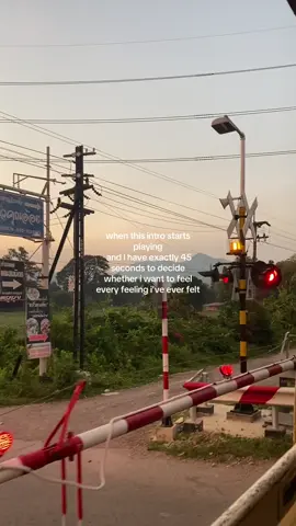 I MISS YOU ON A TRAINNN🎧🛤️ #fyp #the1975 #aboutyou #mattyhealy #travel #solotravel 