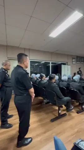 Banteras RASUAH agenda utama AKPS! YDH. CP Dato’ Sri Mohd Shuhaily bin Mohd Zain, Ketua Pengarah AKPS memandang serius terhadap isu penangkapan seorang Pegawai Imigresen pada 24 Julai 2025 (semalam) yang terlibat dengan ‘Counter Setting’. Tiada kompromi kepada semua pegawai dan anggota dibawahnya yang melakukan salah laku dan rasuah.  Tindakan tegas akan dikenakan kepada mana-mana pegawai dan anggota yang terlibat dan mencemarkan nama AKPS bersama Agensi Terasnya. @Haily Zain  #MalaysiaMADANI #MADANIBekerja #KDNReformasiMADANI #AKPS #sempadanselamat