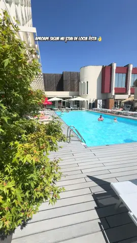 Toată lumea a auzit de Hotel Continental. Dar nu toți știu ce e în curtea din spate. O piscină chill, un Aperol inclus, și zero agitație.🍸🌳  #foodisiak #piscinatimisoara #hiddenpool #Timisoara #hiddengem 