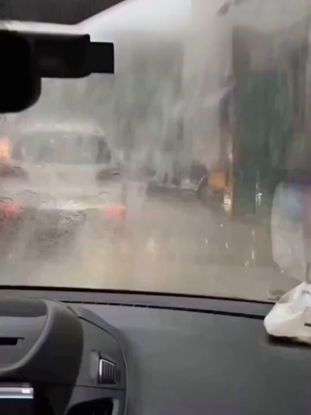 If you encounter heavy rain on the highway, do you know what to do?#car #foryou #carsoftiktok #tiktok #howto #cartok #automotive #driving #skills #knowledge #fyp #tips #fpy