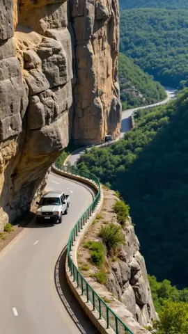 公路上方塌方 #landslide #above #road 