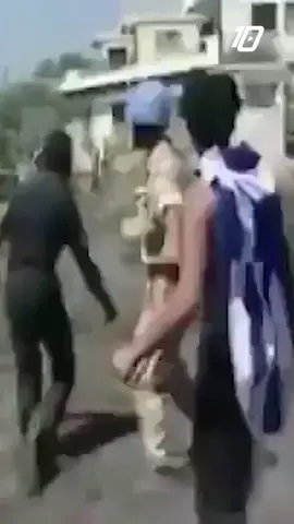 1996’da Türk bayrağını indirmek isteyen Rum protestocu  14 Ağustos 1996'da Güney Kıbrıslı Rum vatandaşı Solomos Solomou, Türk askerlerinin koruduğu sınır hattında bir protesto sırasında Türk bayrağını indirmeye çalıştı. Kuzeninin öldürülmesinden sadece günler sonra yaşanan bu olayda Solomou, çıkan silahlı müdahale sonucu hayatını kaybetti. Bu video, Solomou'nun hikayesini, olayın arka planını ve sonrasında Türkiye'ye yöneltilen uluslararası tepkileri anlatıyor. Unutulan bir sınır çatışmasının anatomisi… 📢 Eğer videomuzu beğendiyseniz beğenmeyi, kanalımıza abone olmayı ve bildirimleri açmayı unutmayın! 🔔 💬 Düşüncelerinizi yorumlara yazabilirsiniz. 💖 Bize Süper Teşekkür ile destek olabilir veya Katıl butonuna basarak kanalımıza özel içeriklere erişebilirsiniz! Teşekkürler! 🙌 #bayrak #kktc #kıbrıs #türkaskeri 
