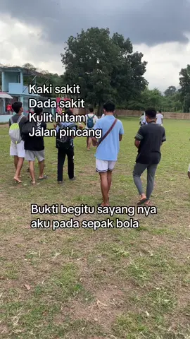Laki - laki dengan hobi nya ⚽️ #storybola #pemainbola #hobibola #balbalan #katakatasepakbola #fyp #foryoupage 
