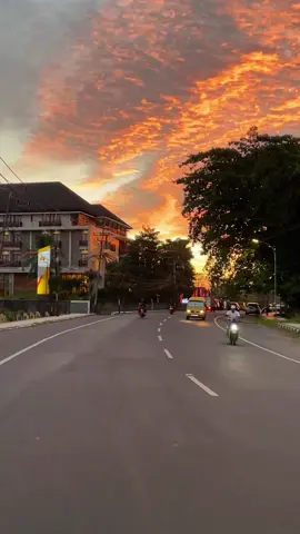 Dari senja kita belajar bahwa menunggu yg indah itu harus sabar. #fypp #f #lewatberandafypシ #sorongpapuabarat #sunset #sunsetsorong🌅 