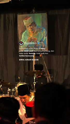 ‎من عرف نفسه فقد عرف ربه. Yang mengenali diri sendiri sudah tentu mengenali Tuhannya.  _______________ #maiyahindonesia #maiyahnusantara #maiyahan #maiyah #caknun #mbahnun #kiaikanjeng #sabrangmdp #maiyahanajadulu #emhaainunnadjib #letto #mocopatsyafaat #dirisendiri 