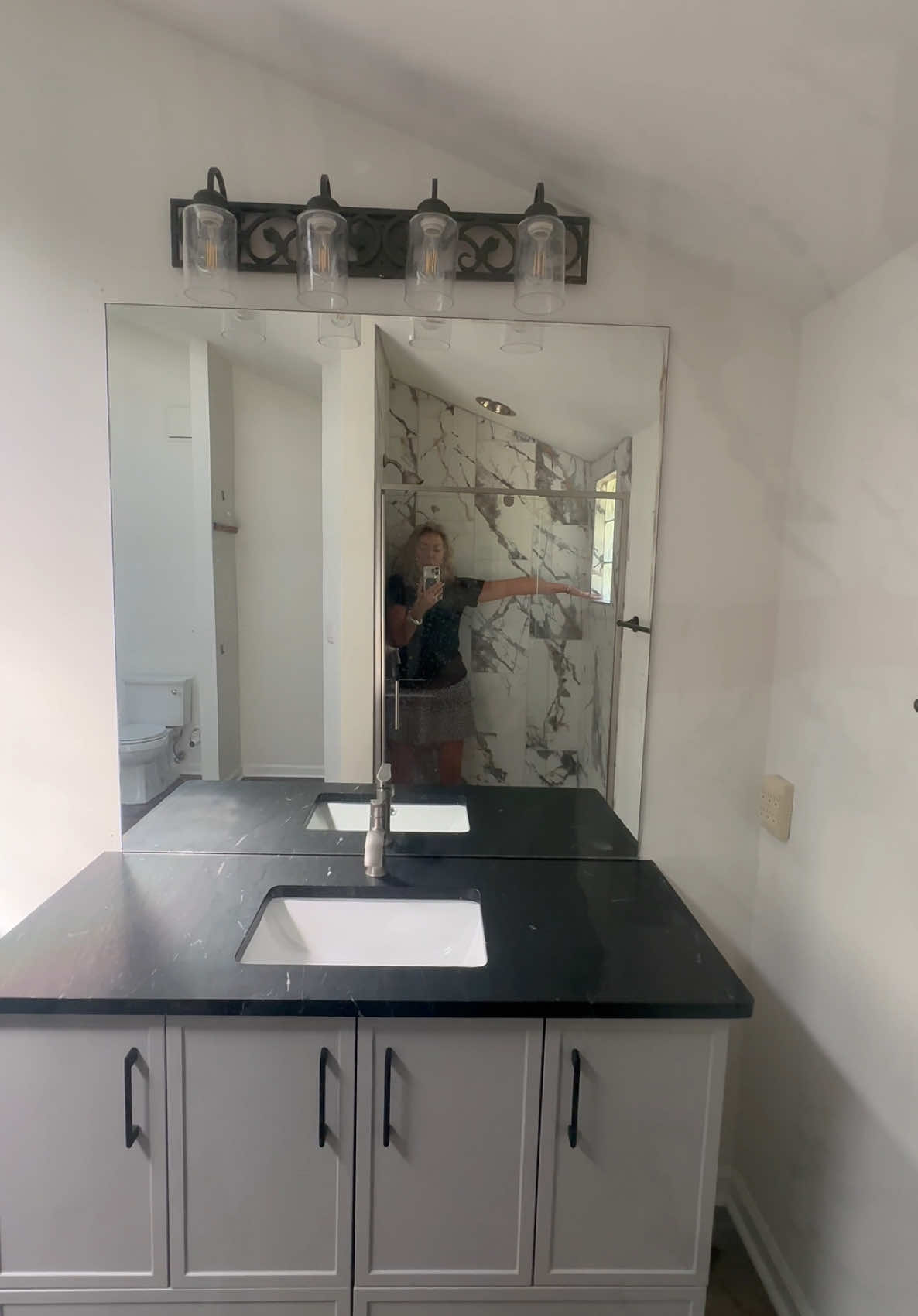 How do you convey the size of the shower for a client your videoing house for? #GlenndaBaker #RealEstate #AtlantaRealEstate #GoogleGlennda #GlenndaTalk 