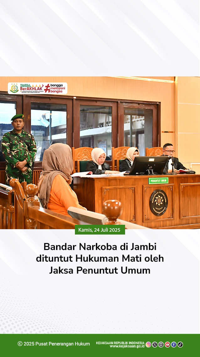 Jaksa Penuntut Umum Kejaksaan Negeri Jambi  Menuntut Pidana Mati Terdakwa Helen Dian Krisnawati dalam perkara tindak pidana narkotika di Pengadilan Negeri Jambi pada Kamis (24/07/25). Dalam surat tuntutannya, JPU menyatakan terdakwa terbukti bersalah melanggar dakwaan Primair Pasal 114 ayat (2)  jo. Pasal 132 Undang -Undang Republik Indonesia Nomor 35 Tahun 2009 tentang Narkotika. Terdakwa Helen Dian Krisnawati  terbukti bersalah  secara sah dan meyakinkan melakukan secara bersama-sama Terdakwa Harifani Alias Ari Ambok  dan Dindin Diding  Bin Tember. Saat ini Terdakwa Helen Dian Krisna ditahan di Lapas Perempuan Jambi. Selanjutnya sidang di tunda oleh Majelis Hakim pada hari kamis tanggal 31 juli 2025 dengan Agenda Pembacaan Pembelaan atau Pledoi dari Terdakwa Helen Dian Krisnawati dan Penasehat Hukumnya. #KejaksaanRI #KejatiJambu #KejariJambi #PNJambi #BerantasNarkoba #tuntutanmati 