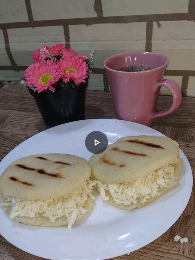 Mi Desayuno más venezolano, arepas con queso.#desayuno #desayuno #arepas #arepas #arepasvenezolanas #arepasvenezolanas 