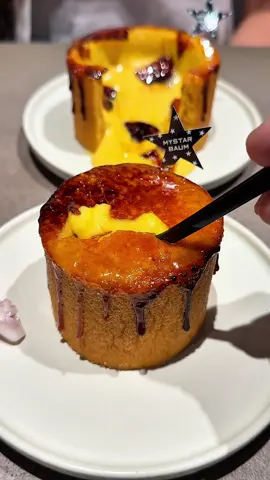 일본 여행을 가신다면 한 번쯤 드셔보셨으면 하는 디저트, 크렘브륄레 바움쿠헨입니다. 도쿄 바로 아래 카와사키라는 동네에 있는 곳인데 바움쿠헨에 커스터드를 채우고 브륄레를 한 디저트가 잊혀지지 않는 곳!  장인이 구움 바움쿠헨에 고급스러운 풍미의 바닐라빈을 사용한 커스터드 크림을 듬뿍 담고, 쌉싸름한 브륄레로 바삭함을 더해 마무리했어요. 톡톡 깨서 새어 나오는 크림을 듬뿍 찍어 먹으면 행복✨ [MYSTAR BASE]  - 위치: 1-543-3 Kosugimachi, Nakahara Ward, Kawasaki, Kanagawa, Japan - 영업: 월 휴무, 11:00 - 18:00  - 메뉴: 크렘 브륄레 바움쿠헨 (650엔) #baumkuchen #dessert #tiktokfood 