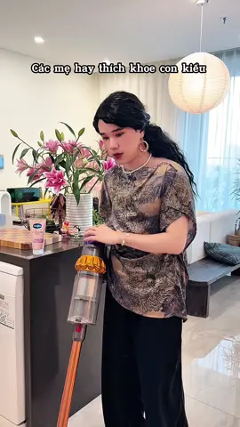 Dắt con đi chơi ai cũng hỏi mẹ sinh đôi à… chắc do mẹ dưỡng da body nên trẻ thế #concoday #VaselineVN #HợptáccùngUnilever