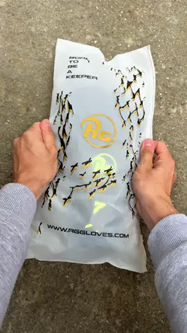 Click. Clap.  #asmr #grip #reel #manusionline #rgblackout #unboxingvideo #fotball #rggoalkeepergloves #teamrg #goalkeepergloves #keepers #manusirg #rgromania #RG #clubrg
