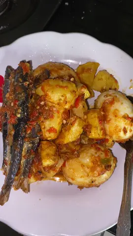 Sambal ikan asin layang dengan telor rebus goreng kentang dan telor dadar lupa d video 😂 sayur sawi juga lupa #fyppppppppppppppppppppppp #fyp #like #jangkauanluas #iphone11 #fypシ #fypage #ikanasin #sambalado #like #sharing 