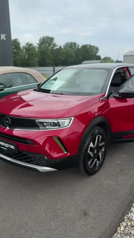 🚨 Jetzt zuschlagen: Dein nächster Alltagsheld wartet! In diesem Video zeigen wir dir unseren top gepflegten Opel Mokka Elegance – modern ausgestattet, sparsam im Verbrauch und bereit für den nächsten Fahrer! ✨ Highlights: ✅ Erstzulassung: 12/2021 ✅ Laufleistung: nur 31.800 km ✅ 131 PS – spritziger & effizienter Fahrspaß ✅ Lenkradheizung & Sitzheizung – Komfort auch im Winter ✅ LED-Licht – modern & sicher unterwegs ✅ Virtual Cockpit & großes Infotainment-Display – alles digital im Blick 📍 Einsteigen, losfahren, wohlfühlen – und das für nur 17.890 €. 🔥 Hook: Du suchst ein modernes Auto mit Top-Ausstattung, wenig Kilometern und starkem Auftritt? Dann bist du hier genau richtig! 👉 Jetzt direkt Nachricht schreiben oder Probefahrt sichern – bevor er weg ist! #OpelMokka #MokkaElegance #TopZustand #OpelPower #LEDLicht          