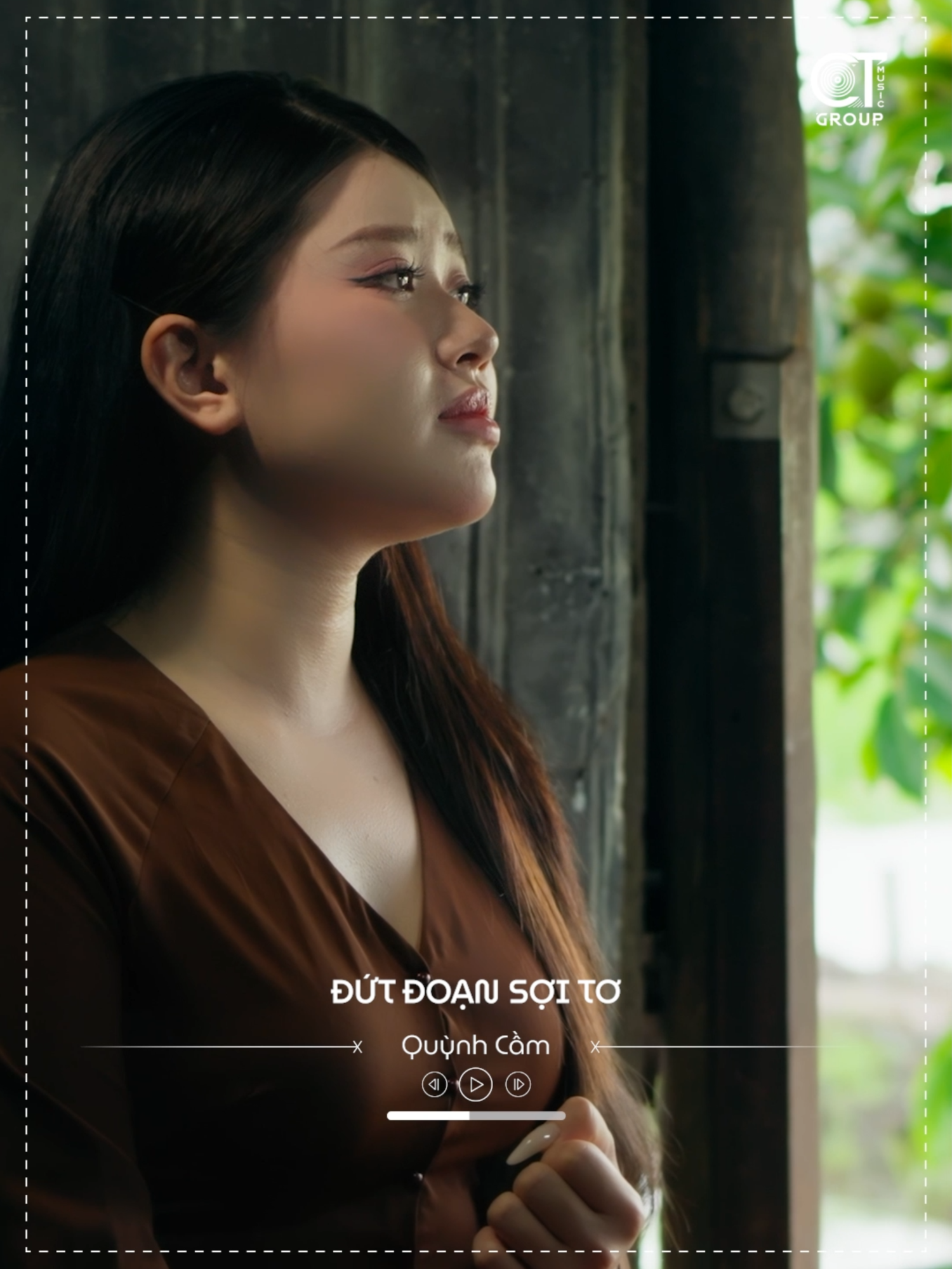 Dưới bóng ngô đồng có người vẫn còn đợi trông... Cả nhà ủng hộ ca khúc mới của Cầm với ạ <3 <3 #dutdoansoito #dutdoansoitoquynhcam #quynhcam #ctmedia