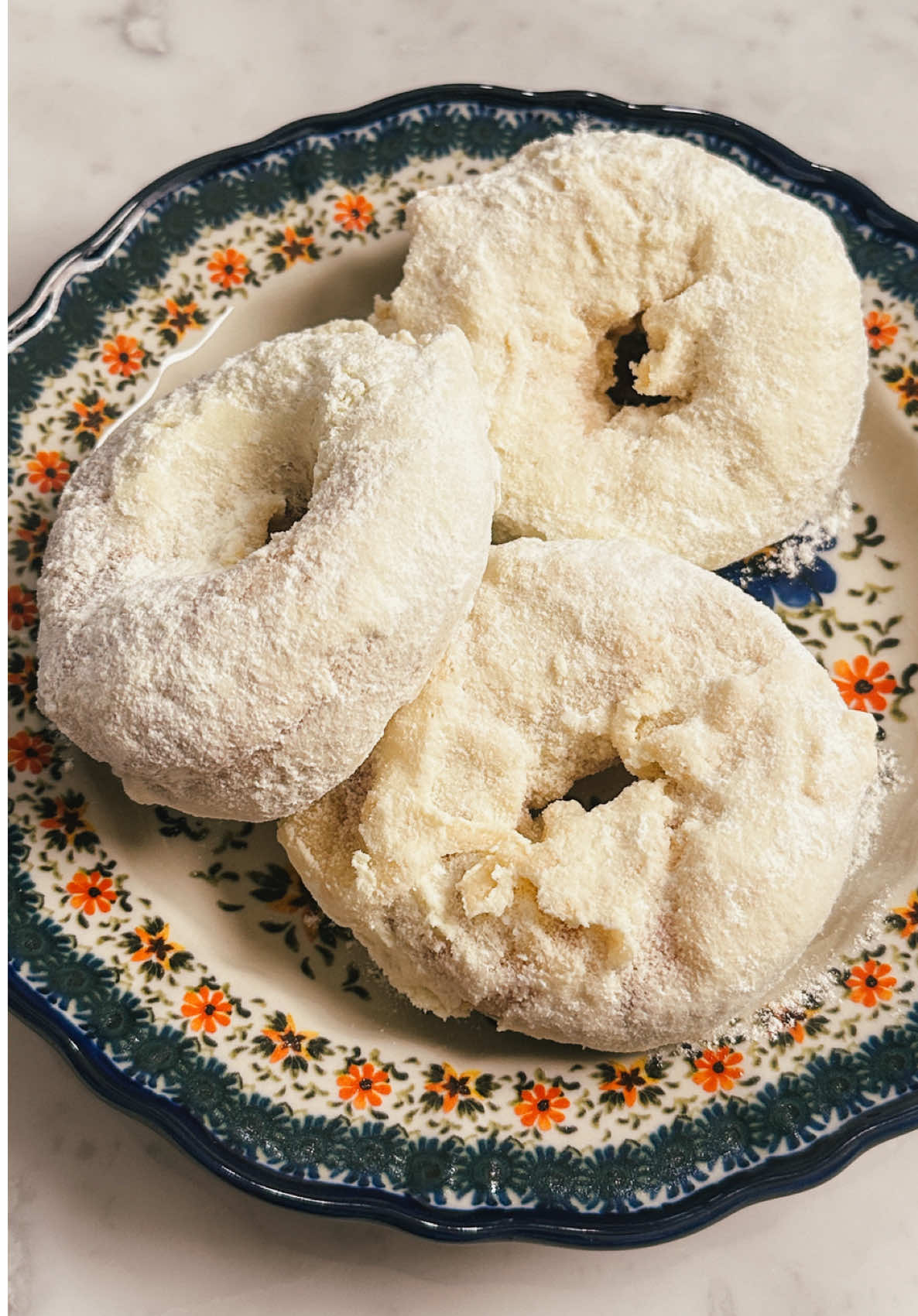 DONAT TERENAK SEJAGAT RAYA!!! 😭🫵🏻 #alexcooks  liat reelnya gegara dikirim mama langsung ngiler gas ngeng recook besoknya juga. ternyata… ENAK PAKE BANGET NGET NGET? KALIAN MESTI BIKIN INIII PLIS INI WORTH IT PAKE BANGET!!! CREDITS TO CICI @icenguik MAKASIH BGT RESEPNYA 🥹💕 donat susu krispi recipe by @icenguik on 1G Bahan: 250 gr terigu protein tinggi 15 gr susu bubuk 35 gr gula 170 gr susu full cream 3 gr ragi instan 25 gr margarin 3 gr garam celupan: tepung tempura mix secukupnya air taburan: 50 gr susu bubuk 50 gr gula halus Cara membuat: 1. Masukkan terigu, susu bubuk, susu full cream dan gula ke wadah. Ulen cukup sampai rata lalu masukkan ragi. Ulen lagi sampai setengah kalis lalu masukkan margarin dan garam. Lanjut ulen hingga kalis. 2. Bagi adonan menjadi 12 lalu bulatkan. Tutup dengan kain agak basah dan diamkan selama 30 menit. 3. Tabur dengan sedikit terigu, kempeskan lalu buat lubang. Pastikan lubang agak besar agar tidak tertutup saat digoreng. Tutup lagi dan diamkan 45-60 menit dan hingga mengembang, 4. Camour tepung tempura dengan air sesuai dengan petunjuk, namun lebihkan airnya agar sedikit lebih encer. 5. Celup donat lalu goreng di api kecil hingga kedua sisi kecoklatan dan garing. 6. Saat sudah tidak terlalu panas, gulingkan di bahan taburan lalu sajikan.