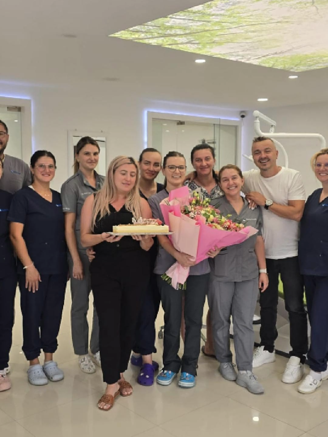 🎉 Astăzi e o zi specială în familia Denta Clinic – îi spunem din inimă La mulți ani! colegei noastre, Dr. Petrică Iulia! 🦷💙 Un medic dedicat, o colegă de încredere și un om cu un suflet cald, Iulia este genul de profesionist care îmbină știința cu empatia și perfecțiunea cu blândețea. 🩺✨ Pacienții o iubesc, colegii o apreciază, iar noi suntem recunoscători că face parte din echipa noastră! Îți dorim: 🌟 Zâmbete cât mai multe (de la pacienți și din suflet), 🌟 Sănătate, împliniri și recunoașterea pe care o meriți, 🌟 Și o zi la fel de frumoasă și luminoasă ca energia ta! Mulțumim pentru tot ceea ce ești, Iulia! 💐 #LaMultiAni #DentaClinic #EchipăExtraordinară #ZâmbeteCuSuflet #DoctorCuInimă #PetricăIulia #Stomatologie #ZâmbetePentruViitor #Mulțumim #HappyBirthdayDoc #RespectȘiRecunoștință 📍 Calea București 193A, Râmnicu Vâlcea 📞 Programări: +40 761 233 220 🌐 www.dentaclinic.ro 🔗 https://linktr.ee/dentaclinic.vl