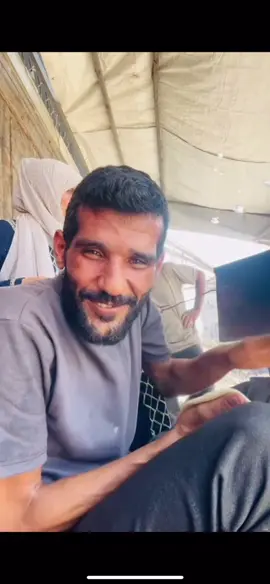 يتحدث  عن الصعوبات التي يواجهها في غزة، حيث يحمل الطحين تحت القصف والدبابات. لكنهم لا نستسلم، ونواصل الخبز والضحك رغم المعاناة، لأن الكرامة هي ما يهمنا. نشكر الله على كل حال ونطلب منكم المشاركة بالوجع وليس مجرد الدعاء البارد. #غزة #الصمود #الكرامة #الطحين #الخبز