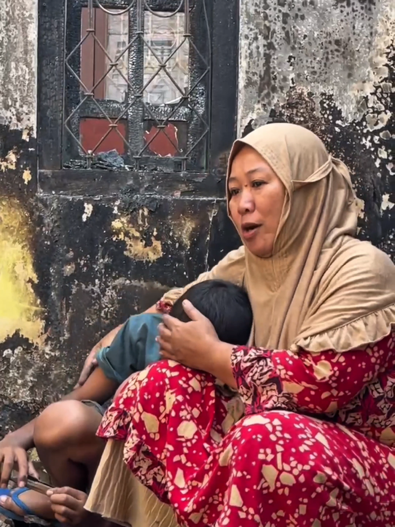 ❗️OPEN DONASI URGENT❗️ Rekwn1ng ada di BIO  * * *  Trauma berat di alami oleh Rifki kelas 6 SD di pesawaran, Lampung. Rumah kontrakan yang ia tempati hangus terbakar yang di picu korsleting listrik. Akibat kebakaran tersebut, tak ada 1 pun barang tersisa 😭  