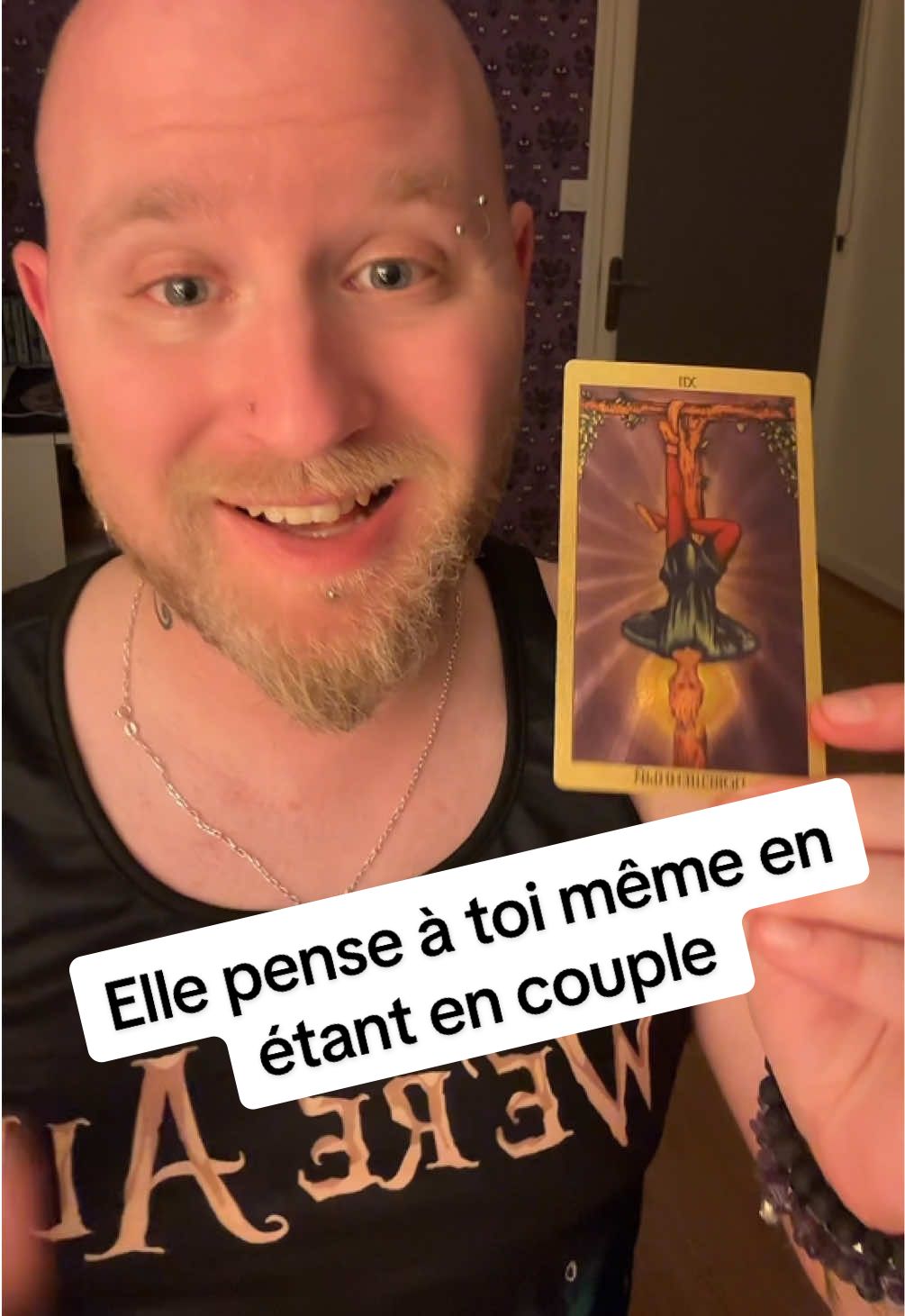 Elle pense à toi même en étant en couple   #cartomancie #tarotreading #amour #Love #couple #trio #triste 